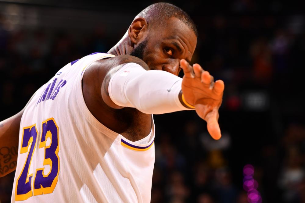 还在进攻端 还在进攻端